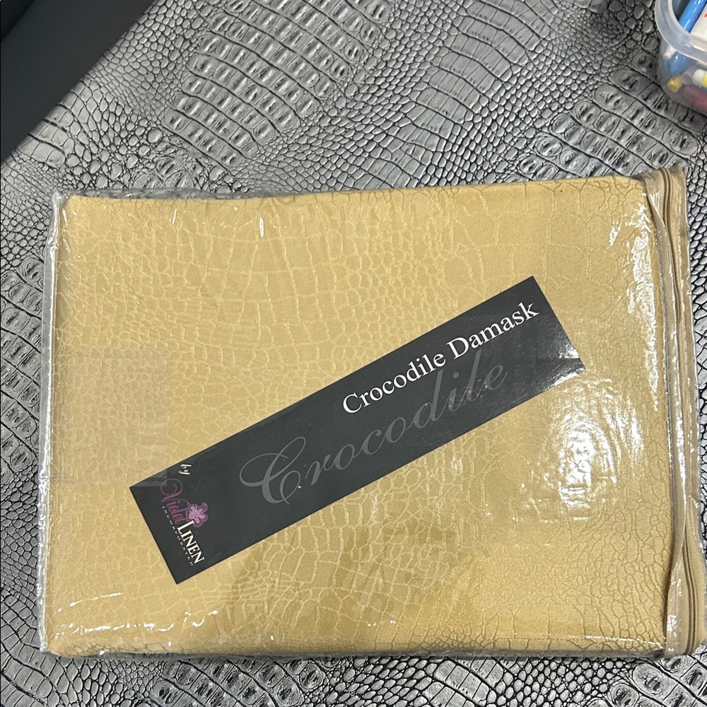 Crocodile Gold Damask Tablecloth BRAND NEW 70x144 - Picture 3 of 4